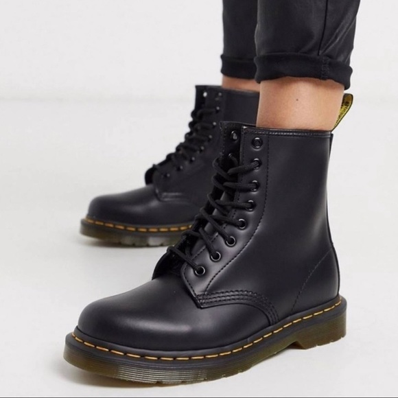 DR . MARTENS WOMEN'S 1460 SMOOTH LEATHER LACE UP BOOTS BLACK , SZ - 5 .US/36 .EU